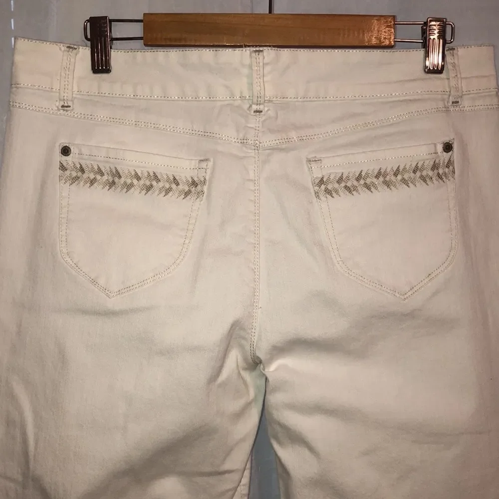 Jeanstar 14 Premium White Embroidered Pockets Crop Jeans